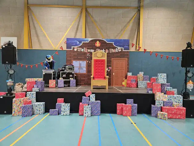 Sinterklaas cadeautjes (versiering) geschonken aan scholen.! Eextahal Sport en Events Scheemda