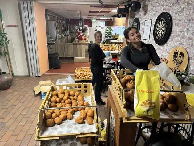 13 december had de Set Uppers Vereniging een Oliebollenactie - Eextahal Sport en Events Scheemda