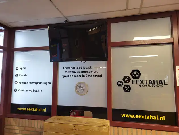 Nieuwe raamstickers bij onze entree! - Eextahal Sport en Events Scheemda